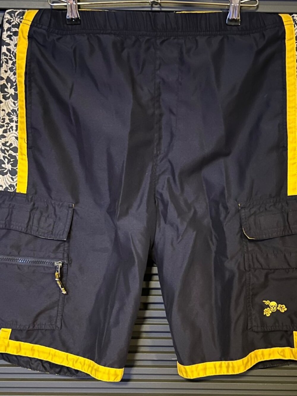 Plugg Co. Mens Cargo Board Shorts Black & Yellow Floral Accents Size M